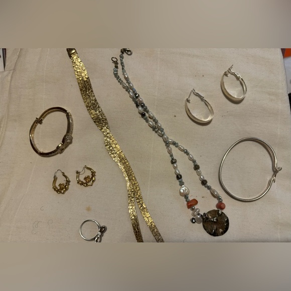 Variety of costume jewelry 2 necklaces3 sets of earrings2 bracelets and one ring - Picture 4 of 4